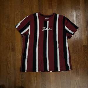 Hollister Men's Vertical Striped Embroidered Graphic Logo Tee